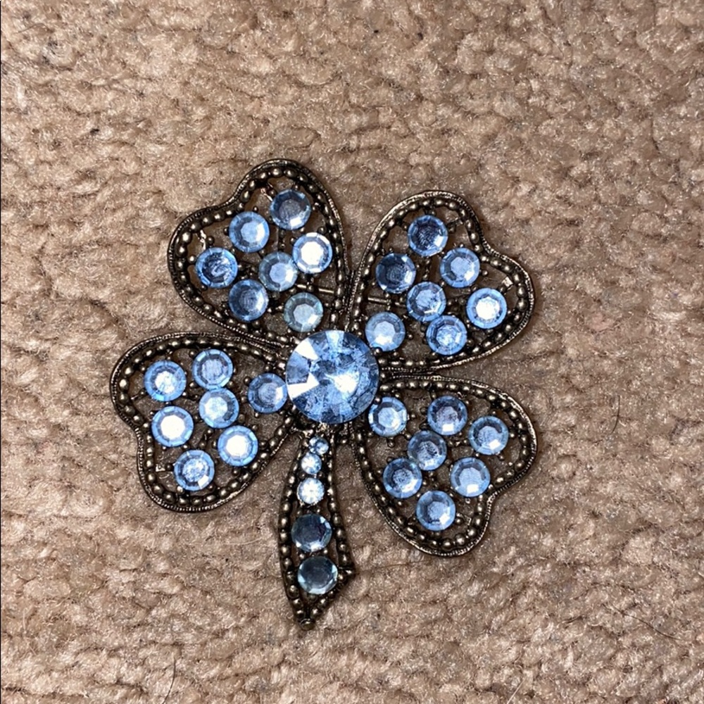 Clover shaped  Brooch. Costume Jewelry